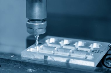 CNC değirmen makinesi, küf parçalarını sert bir top değirmeni aracıyla kesiyor. Yüksek hassasiyetli kalıp ve makine merkezi tarafından üretilen konsept.. 