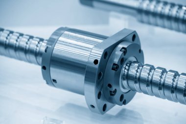 Kurşun top vida yedek parçası yakın çekim sahnesi. Yüksek hassasiyetli üretim konsepti.