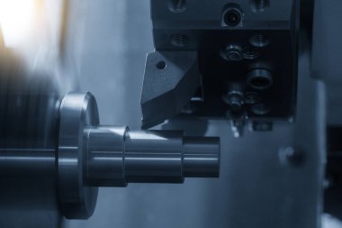 CNC torna makinesi metal koni şeklindeki parçaları kesiyor. CNC dönüşüm makinesinin yüksek teknolojili metal işlemesi .