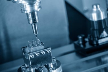 Yüksek hassasiyetli CNC değirmen makinesi EDM işleme için bakır maddeyi kesiyor. Makine merkezi tarafından elektrot kesme işlemi.