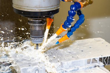 CNC değirmen makinesi küf parçalarını su bazlı soğutucu metoduyla kesiyor. CNC makine merkezi tarafından üretilen kalıp ve ölüm süreci.