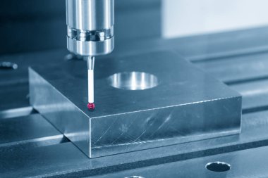 CMM makinesi küf bölümünün boyutunu kontrol ediyor. Küfün kalite kontrolü ve çok eksenli CMM makinesiyle ölüm parçaları.