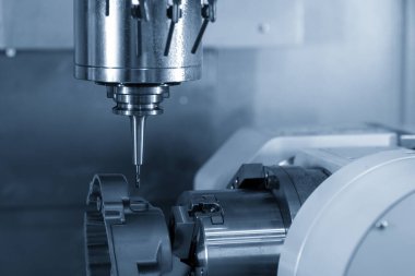 4 eksenli makine merkezi, motor dişli kutusunun parçalarını döndürme masasında kesiyor. Çok eksenli CNC değirmen makinesinin yüksek hassasiyetli otomotiv üretim süreci.