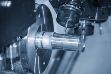 Çok işlevli CNC torna makinesi, metal şaft parçalarını değirmen kulesiyle yapıyor. CNC dönüşüm makinesinin yüksek teknolojili metal işlemesi .