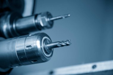 Makine merkezinin alet edevat dergisindeki son teknoloji ürünü. CNC değirmen makinesindeki otomatik geçiş ücreti, ATC işletim konsepti.