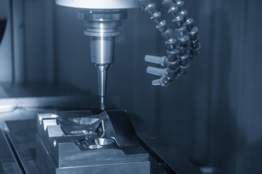 CNC değirmen makinesi, küf parçalarını sert bir top değirmeni aracıyla kesiyor. Yüksek hassasiyetli kalıp ve makine merkezi tarafından üretilen konsept.. 