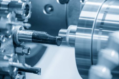 CNC torna makinesi metal şaft parçalarını kesiyor. CNC dönüşüm makinesinin yüksek teknolojili metal işlemesi .