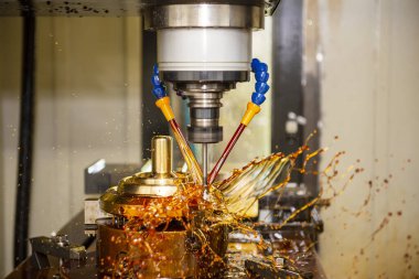 CNC değirmen makinesi, kabuk kalıplarını yağ soğutma metoduyla kesiyor. CNC makine merkezi tarafından üretilen kalıp ve ölüm süreci.