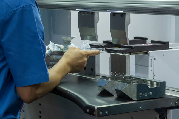 Техник-оператор, работающий с гидравлическим гидравлическим станком для гибки пресса. Работа с листовым металлом оператором мастерства.