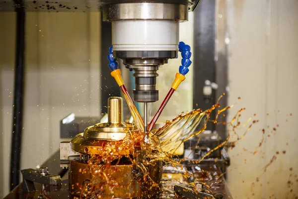 CNC değirmen makinesi, kabuk kalıplarını yağ soğutma metoduyla kesiyor. CNC makine merkezi tarafından üretilen kalıp ve ölüm süreci.