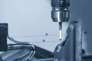 CMM makinesi küf bölümünün boyutunu kontrol ediyor. Küfün kalite kontrolü ve çok eksenli CMM makinesiyle ölüm parçaları.