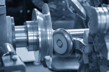 CNC programından dönen makine kontrolü. Döndürme makinesiyle metal oluşturma işlemi.