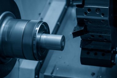 CNC torna makinesi metal şaft parçalarını kesiyor. CNC dönüşüm makinesinin yüksek teknolojili metal işlemesi .