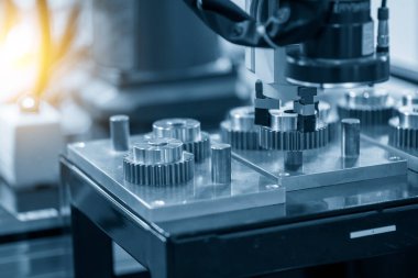 Mekanik teçhizatlı robotik sistem tarafından yüksek teknoloji materyal işleme süreci. Robotik sistemle iletim bölümü üretim süreci.