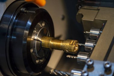 Çoklu görev CNC Torna Makinesi tipi İsviçre tipi yüksek hassasiyetli kısmı kesme işlemi. CNC dönüşüm makinesinden yüksek teknoloji boru bağlantı parçaları.