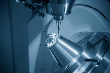 5 eksenli makine merkezi turbo şarj bıçağını sert top değirmeniyle kesiyor. Çoklu eksen makine merkezi tarafından otomotiv parçası üretim süreci.