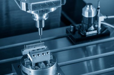 Yüksek hassasiyetli CNC değirmen makinesi EDM işleme için bakır maddeyi kesiyor. Makine merkezi tarafından elektrot kesme işlemi.