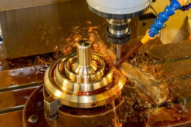 CNC değirmen makinesi, kabuk kalıplarını yağ soğutma metoduyla kesiyor. CNC makine merkezi tarafından üretilen kalıp ve ölüm süreci.
