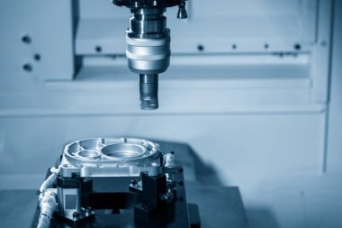 CNC değirmen makinesi alüminyumun kalıplarını indekslenebilir son değirmen araçlarıyla kesiyor. Otomotiv parçaları dizinlenebilir araçlar ile makine merkezi ile üretim süreci.