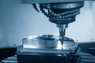 CNC değirmen makinesi küf parçalarını namlu ucu değirmeniyle kesiyor. Yüksek hassasiyetli kalıp ve makine merkezi tarafından üretilen konsept.. 