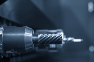 Makine merkezinin alet edevat dergisi içinde kare tipi, katı uçlu değirmen aracı. CNC değirmen makinesindeki otomatik geçiş ücreti, ATC işletim konsepti.