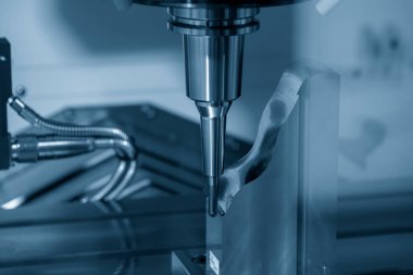 CNC değirmen makinesi, küf parçalarını sert bir top değirmeni aracıyla kesiyor. Yüksek hassasiyetli kalıp ve makine merkezi tarafından üretilen konsept.. 