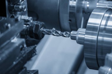 CNC torna makinesi metal şaft parçalarını kesiyordu. CNC dönüşüm makinesinin yüksek teknolojili metal işlemesi .