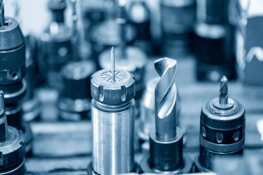 CNC makinesi için sondaj aleti koleksiyonu. CNC makine merkezinde sert malzemeler için delik oluşturma aracı.