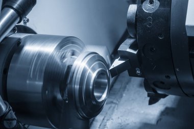 CNC torna makinesi metal plaka parçalarını kesiyor. CNC dönüşüm makinesinin yüksek teknolojili metal işlemesi .