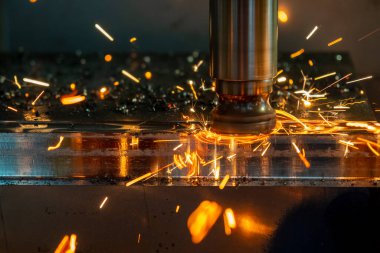 CNC, yanan çiple sert kesim yapıyor. Makine merkezindeki küf kesme durumu.