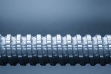 Doğrusal kurşun top vida yedek parçası yakın çekim sahnesi. Yüksek hassasiyetli CNC makine üretim konsepti.