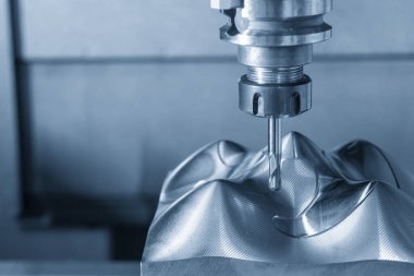 CNC değirmen makinesi, küf parçalarını sert top değirmeni tipine göre kesiyor. Yüksek hassasiyetli kalıp ve makine merkezi tarafından üretilen konsept.. 