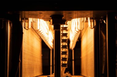 Üfleme makinesindeki PET şişesinin ön biçimi. PET şişe işleme işlemi üfleme kalıbı ile işlem.