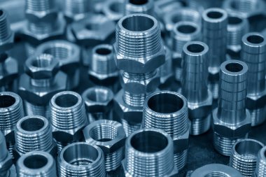 Özel endüstriyel boru hattı bağlantı parçaları yığını. Şişirme parçaları üretimi kavramları. 