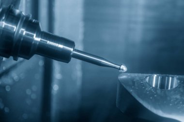 Otomotiv parçalarını kesen 5 eksenli eş zamanlı makine merkezi, çok eksenli CNC değirmen makinesinin yüksek hassasiyetli otomotiv üretim süreci.