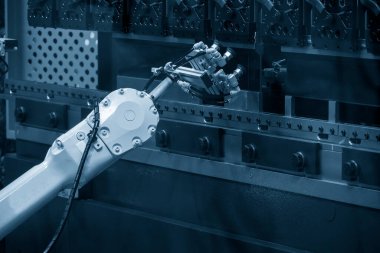 Robotik sistem tarafından hidrolik fren bükme makinesiyle oluşturulan yüksek teknoloji metali. Robotik sistem tarafından çalışan yüksek teknolojili metal levha.