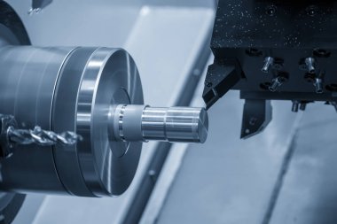 CNC torna makinesi metal şaft parçalarını kesiyor. CNC dönüşüm makinesinin yüksek teknolojili metal işlemesi .