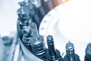 Makine merkezinin alet edevat dergisindeki indekslenebilir araç. CNC değirmen makinesindeki otomatik geçiş ücreti, ATC işletim konsepti.