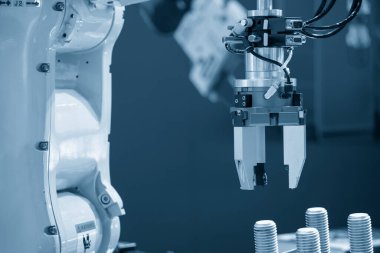 Robotik sistem tarafından yüksek teknolojili materyal işleme süreci. Otomatik pnömatik robotik kol üretim hattında konteyner kutusunu seçiyor. 