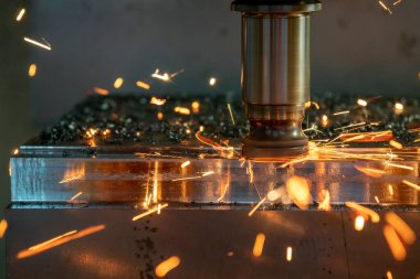 Makine merkezindeki küf kesme durumu. CNC yanan çiple kaba kesim işliyor. 