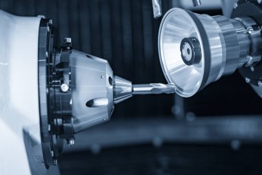 CNC programı tarafından top uçlu değirmen tipi yeniden öğütme süreci kontrolü. CNC değirmen kesme aracı aşındırıcı taş tekerlek ile keskinleştirme işlemi. 