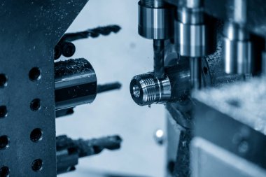 CNC 'nin çoklu işletim sistemi İsviçre yapımı torna makinesi boru bağlantı parçalarını tıklatıyor. CNC dönüşüm makinesinden yüksek teknoloji boru bağlantı parçaları.