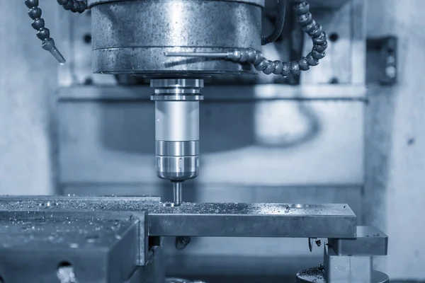 CNC değirmen makinesi, küf parçalarını sert bir top değirmeni aracıyla kesiyor. Yüksek hassasiyetli kalıp ve makine merkezi tarafından üretilen konsept.. 