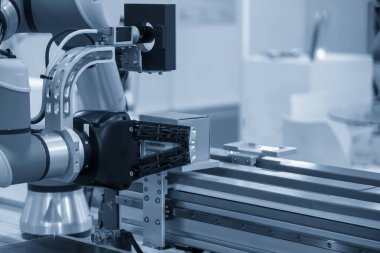 Robotik sistem tarafından yüksek teknolojili materyal işleme süreci. Otomatik pnömatik robotik kol üretim hattında konteyner kutusunu seçiyor. 