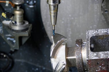 5 eksenli makine merkezi, teknenin pervanesini sert top değirmeniyle kesiyor. Çoklu eksen makine merkezi tarafından yüksek hassasiyetli parça üretim süreci.