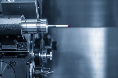 Makine merkezinin alet edevat dergisindeki dokunaklı sonda. CNC değirmen makinesindeki otomatik geçiş ücreti, ATC işletim konsepti.