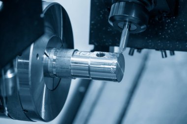 Çok işlevli CNC torna makinesi, metal şaft parçalarını değirmen kulesiyle yapıyor. CNC dönüşüm makinesinin yüksek teknolojili metal işlemesi .