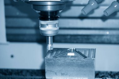 CNC değirmen makinesi, dizinlenebilir son değirmen araçlarıyla enjeksiyon küf parçalarını kesiyor. Kalıplar ve ölüm üretim süreci, son değirmen araçları ile makine merkezi tarafından.