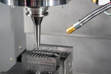 CNC değirmen makinesi, küf parçalarını sert top değirmeni tipine göre kesiyor. Yüksek hassasiyetli kalıp ve makine merkezi tarafından üretilen konsept.. 