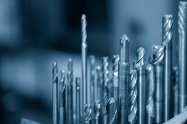 CNC makinesi için sondaj aleti koleksiyonu. CNC makine merkezinde sert malzemeler için delik oluşturma aracı.